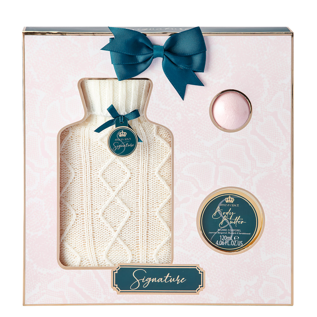 Style & Grace Signature Hot Water Bottle Home Comfort Bath Gift Set - 3 Delar (Det här setet innehåller:

1 x 120ml Body Butter
1 x 50g Bath Fizzer
1 x Hot Water Bottle & Cover)